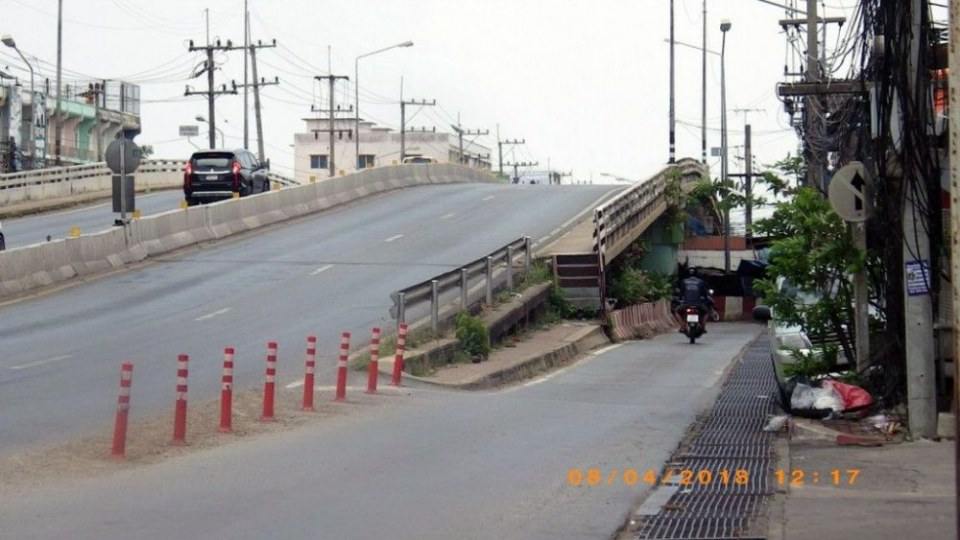 รถประจำทางหมดระยะที่ฝั่งตรงข้าม เดินข้ามสะพานมา