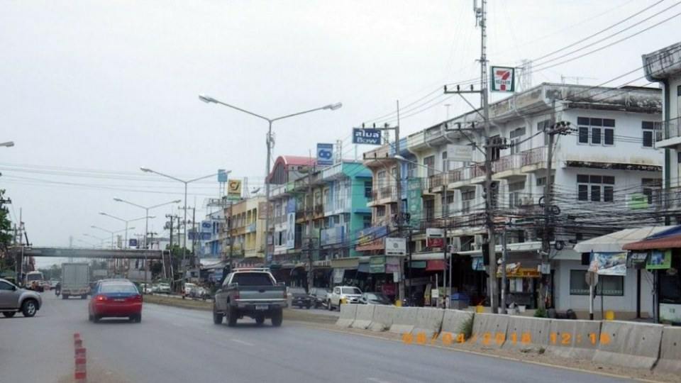 ที่ว่าการอ.บ้านแพ้ว อยู่ฝั่งนี้