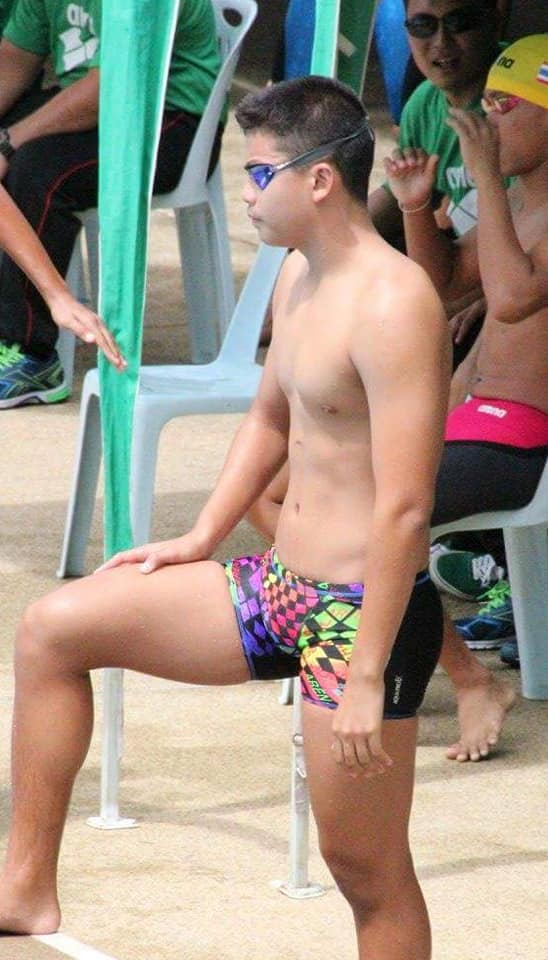 ริมสระว่ายน้ำ