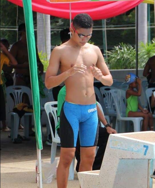 ริมสระว่ายน้ำ