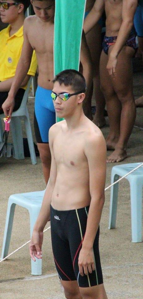 ริมสระว่ายน้ำ