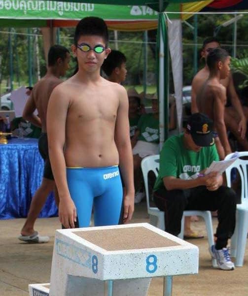 ริมสระว่ายน้ำ
