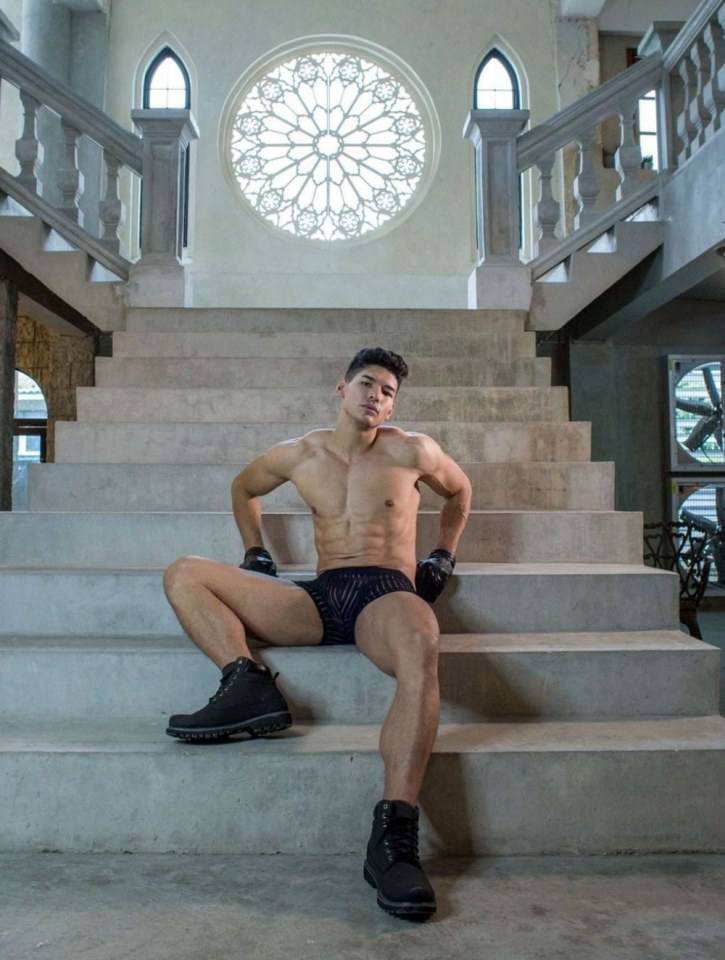 หนุ่มหล่อขึ้นปก 123