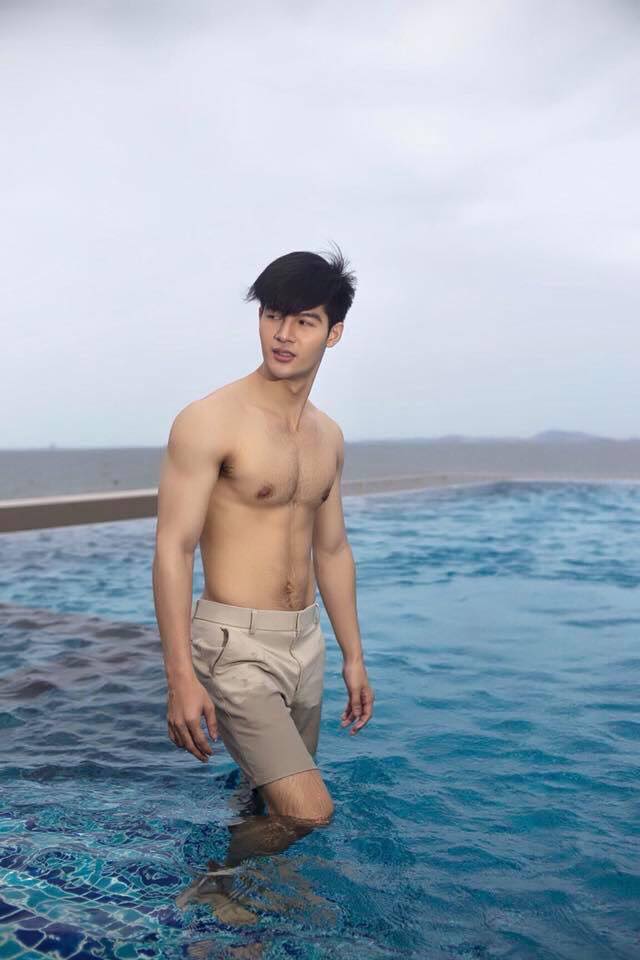 ขนหน้าอกสะท้านอารมณ์