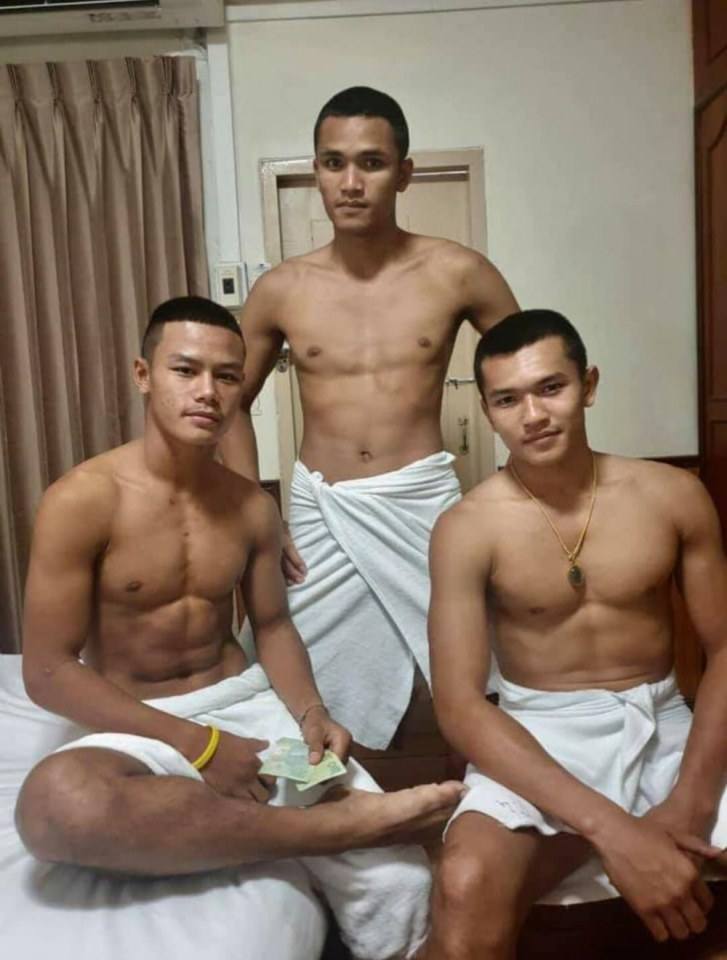 คืนนี้ขอสาม