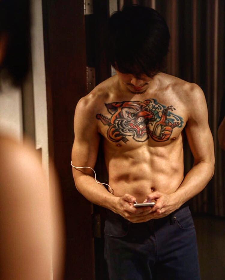 พี่จ๊ะ มือกีต้าร์ วง The Mousses หุ่นแซ่บสุดๆ