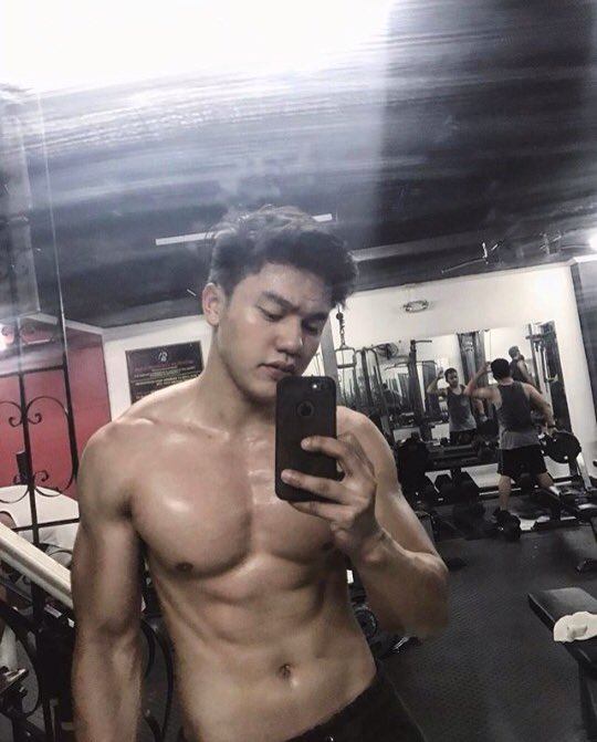 ชายใดชุ่มเหงื่อ  ชายนั้นเช็ดเก่ง  3,850