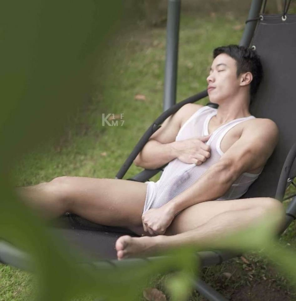 หนุ่มหล่อขึ้นปก 126
