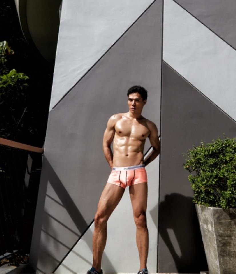 หนุ่มหล่อขึ้นปก 130