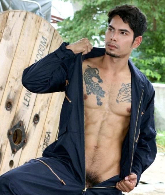 หนุ่มหล่อขึ้นปก 132