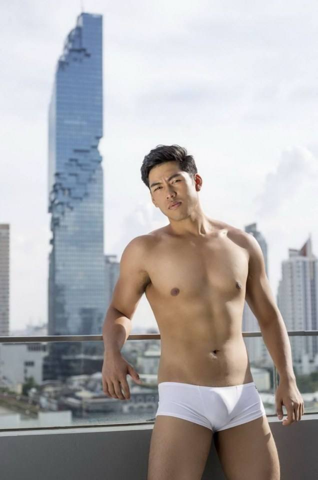 หนุ่มหล่อขึ้นปก 134