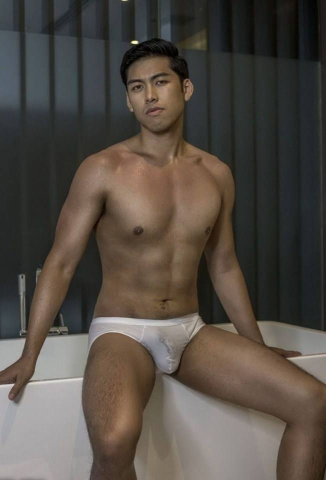 หนุ่มหล่อขึ้นปก 134