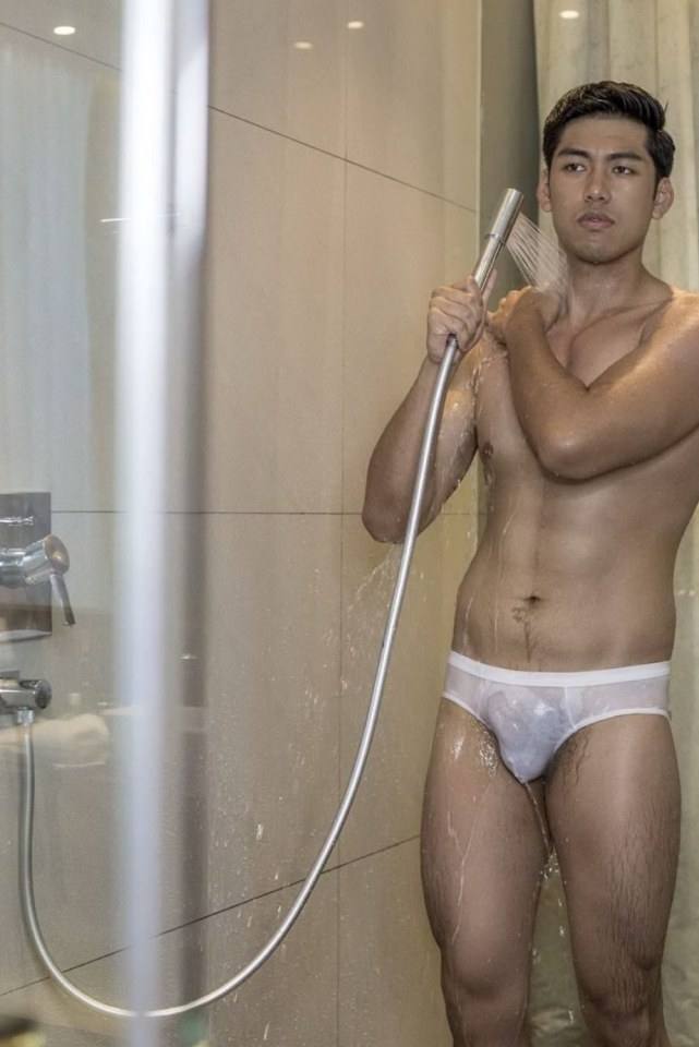 หนุ่มหล่อขึ้นปก 134