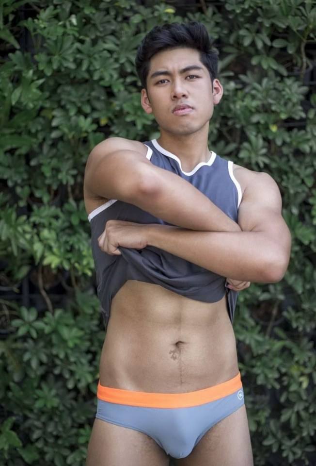 หนุ่มหล่อขึ้นปก 134