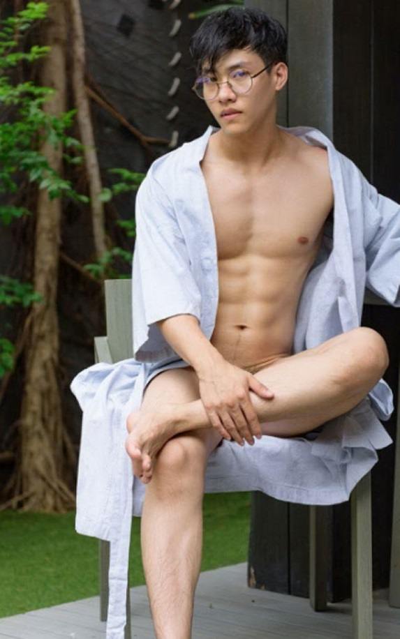 หนุ่มหล่อขึ้นปก 140