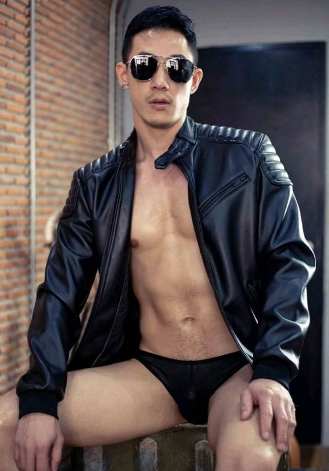 หนุ่มหล่อขึ้นปก 142
