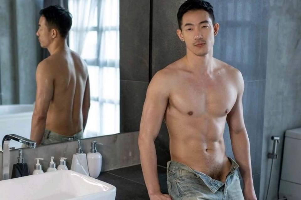 หนุ่มหล่อขึ้นปก 142