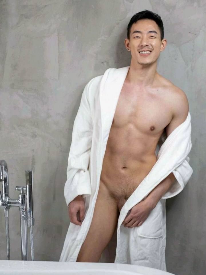 หนุ่มหล่อขึ้นปก 142