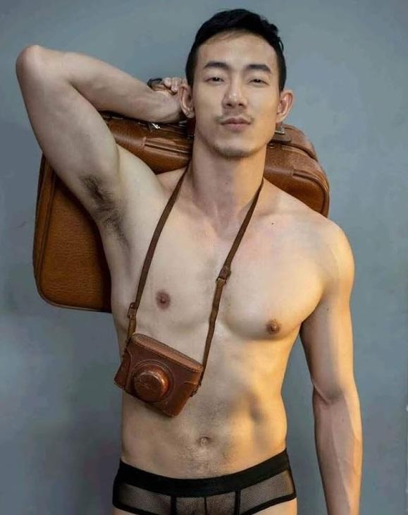 หนุ่มหล่อขึ้นปก 142