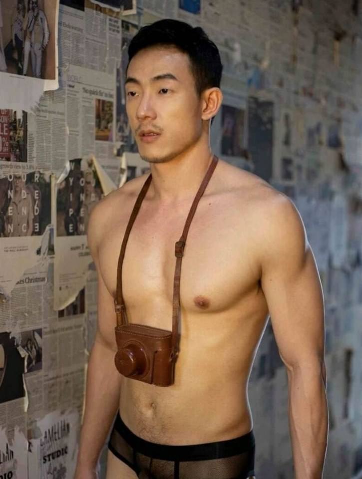 หนุ่มหล่อขึ้นปก 142