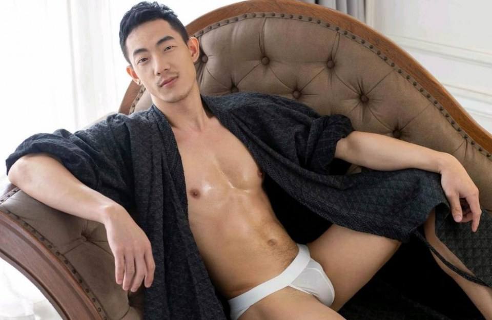 หนุ่มหล่อขึ้นปก 142