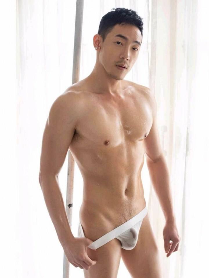 หนุ่มหล่อขึ้นปก 142