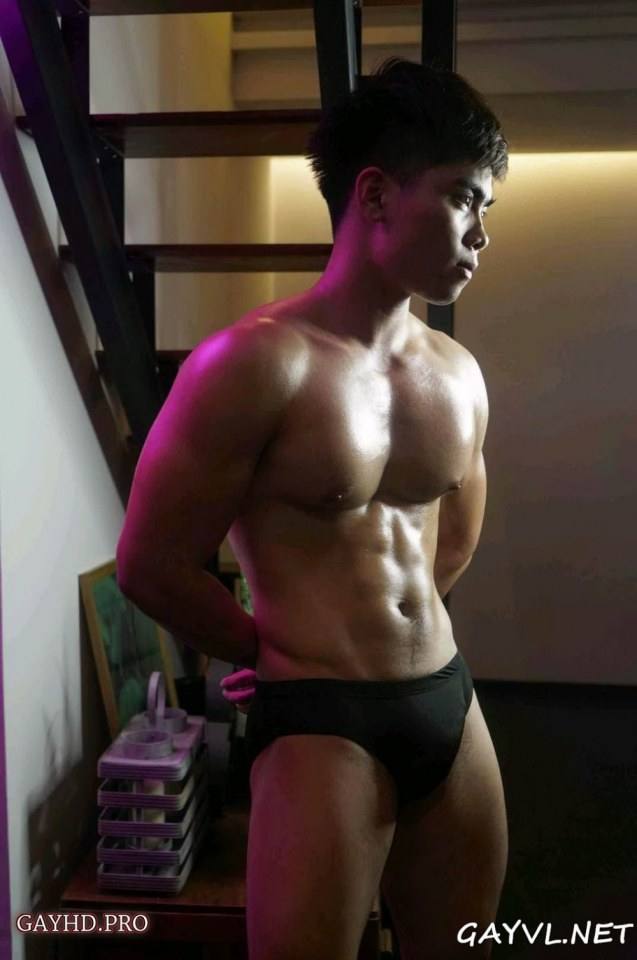 หนุ่มหล่อขึ้นปก 143