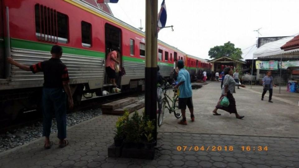 รถไฟจากสถานีแม่กลอง เข้าสถานีบ้านแหลม