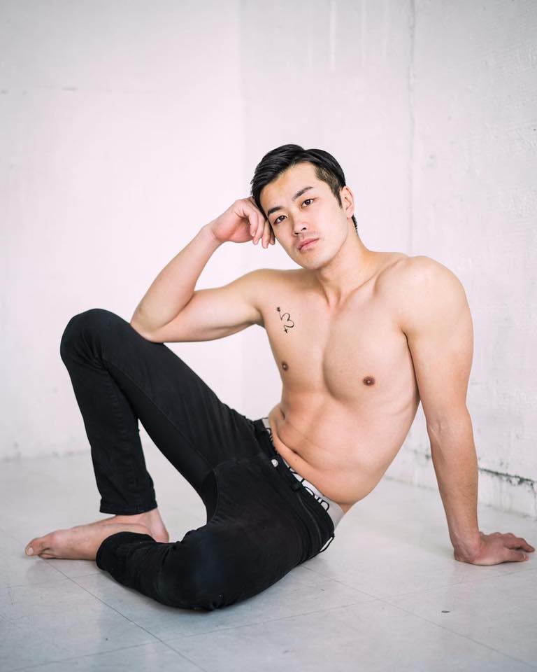 ผู้ชายใส่แว่นเค้าว่าเป็นคน.........