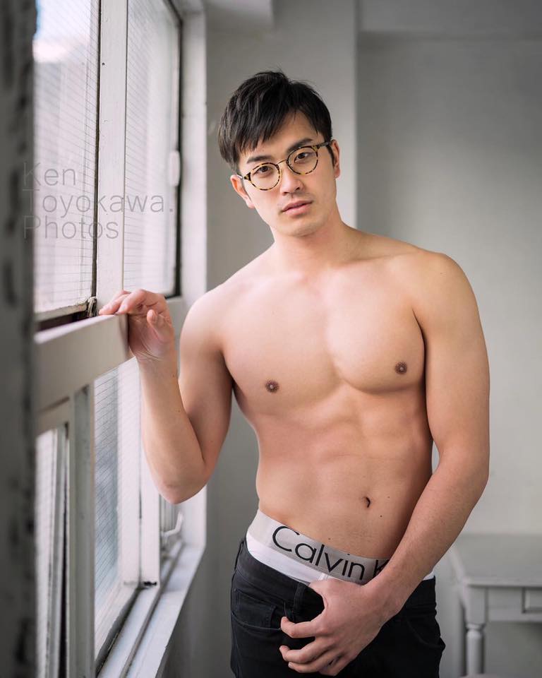ผู้ชายใส่แว่นเค้าว่าเป็นคน.........