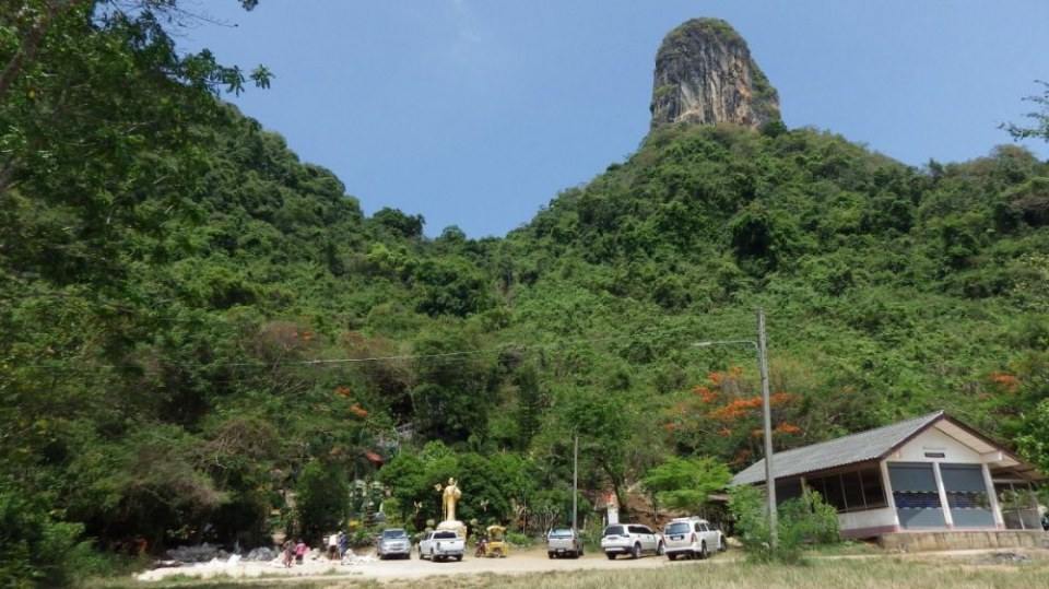 ด้านล่าง มีที่จอดรถ