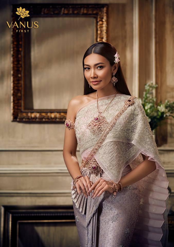 แก้ม วิชญาณี  เปียกลิ่น งามสง่าในชุดไทย Vanus Couture - วนัช กูตูร์ #Thailand