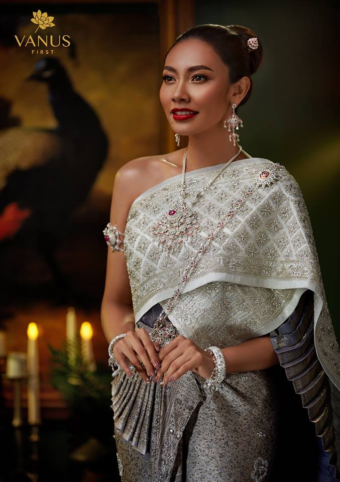 แก้ม วิชญาณี  เปียกลิ่น งามสง่าในชุดไทย Vanus Couture - วนัช กูตูร์ #Thailand