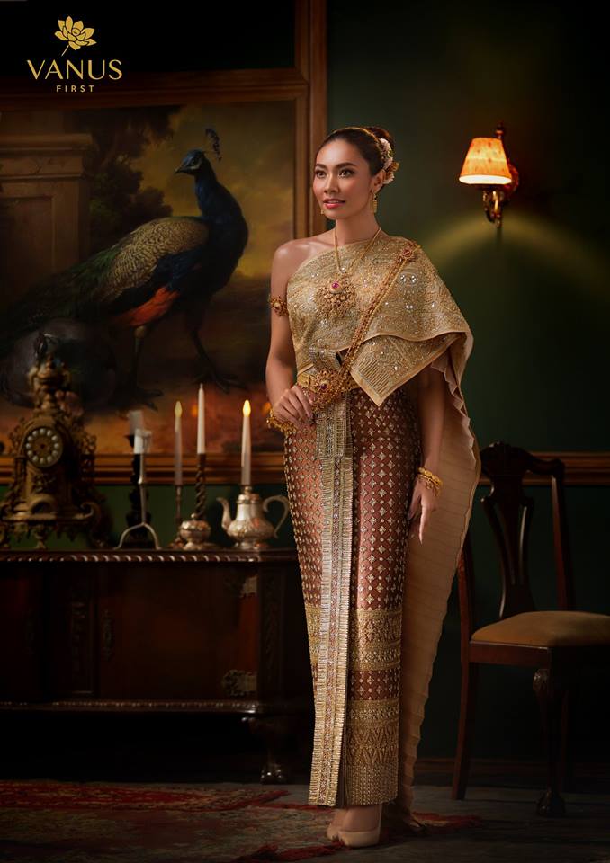 แก้ม วิชญาณี  เปียกลิ่น งามสง่าในชุดไทย Vanus Couture - วนัช กูตูร์ #Thailand