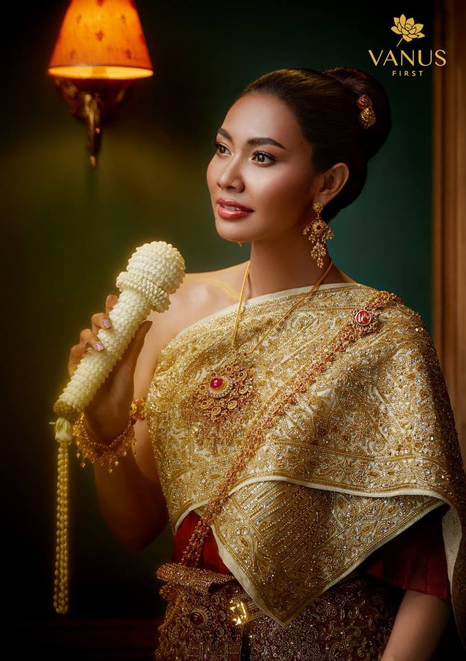 แก้ม วิชญาณี  เปียกลิ่น งามสง่าในชุดไทย Vanus Couture - วนัช กูตูร์ #Thailand