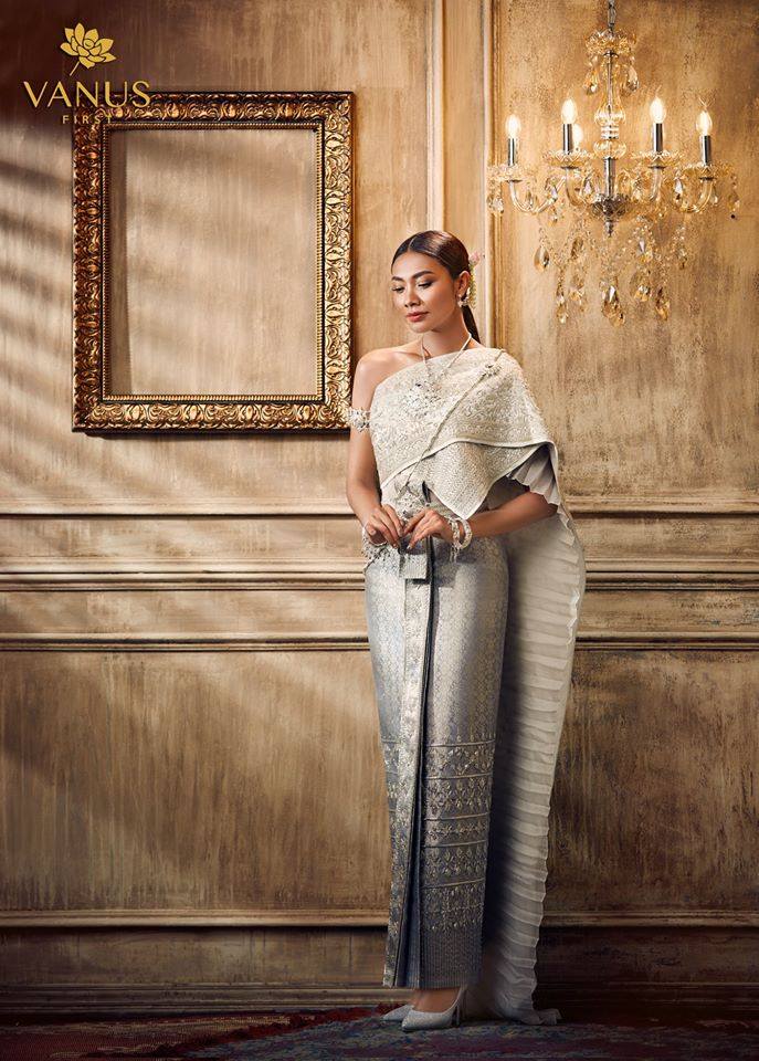 แก้ม วิชญาณี  เปียกลิ่น งามสง่าในชุดไทย Vanus Couture - วนัช กูตูร์ #Thailand