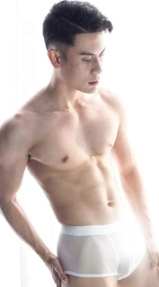 หนุ่มหล่อขึ้นปก 153
