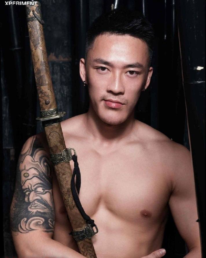 หนุ่มหล่อขึ้นปก 157