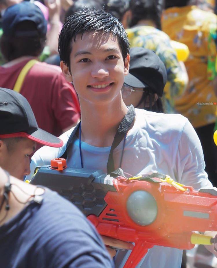 กรุบกริบ งานดี เล่นน้ำ