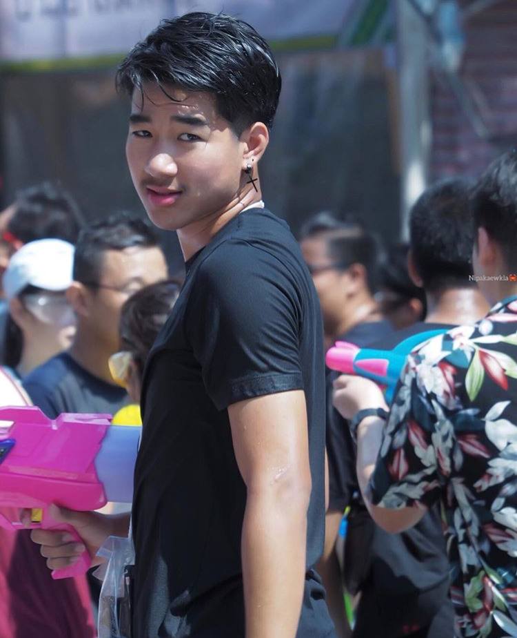 กรุบกริบ งานดี เล่นน้ำ