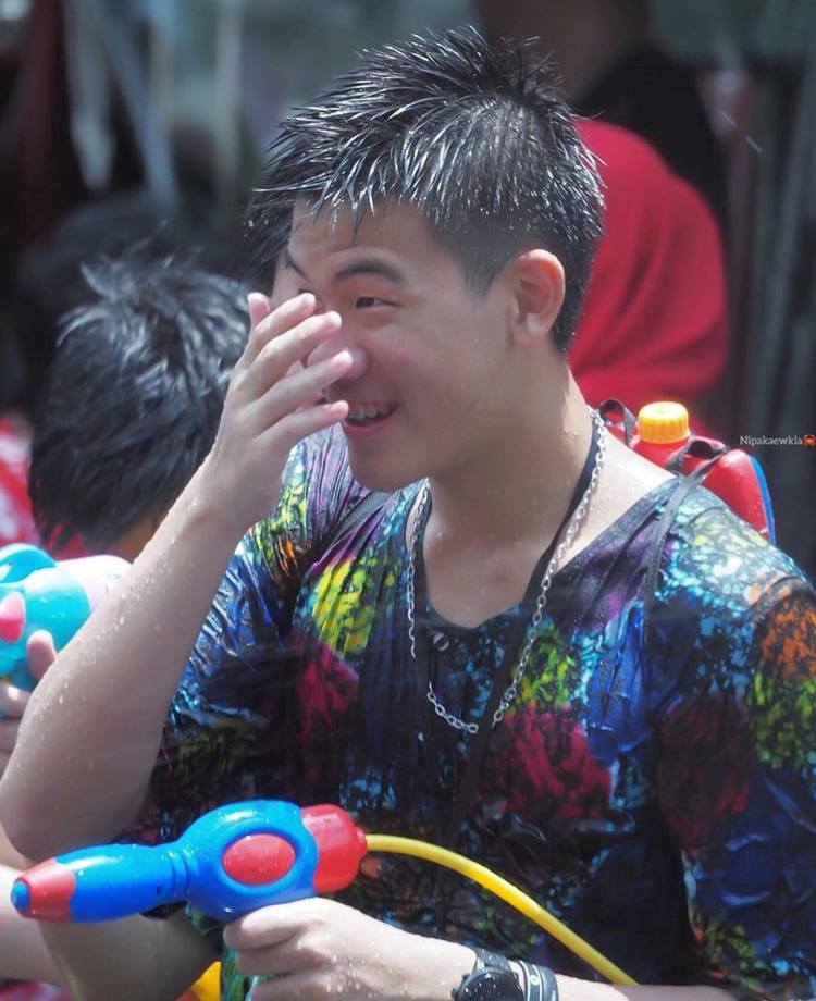 กรุบกริบ งานดี เล่นน้ำ