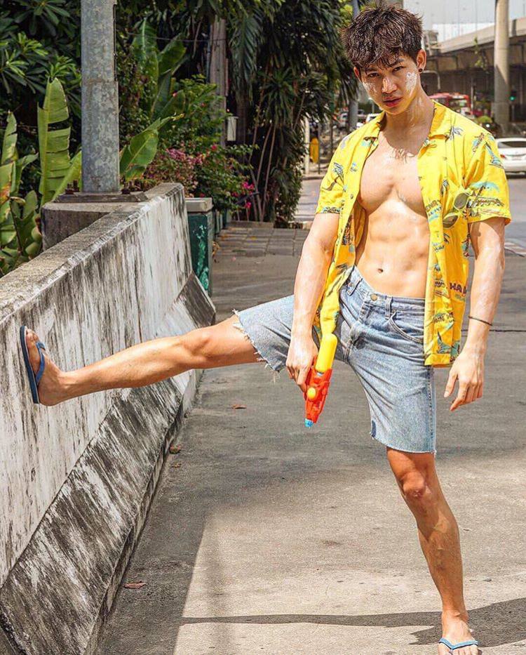 กรุบกริบ งานดี เล่นน้ำ