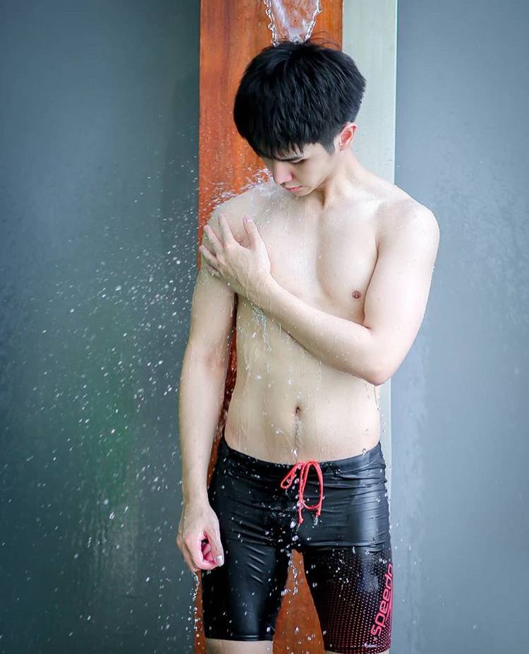กรุบกริบ งานดี เล่นน้ำ