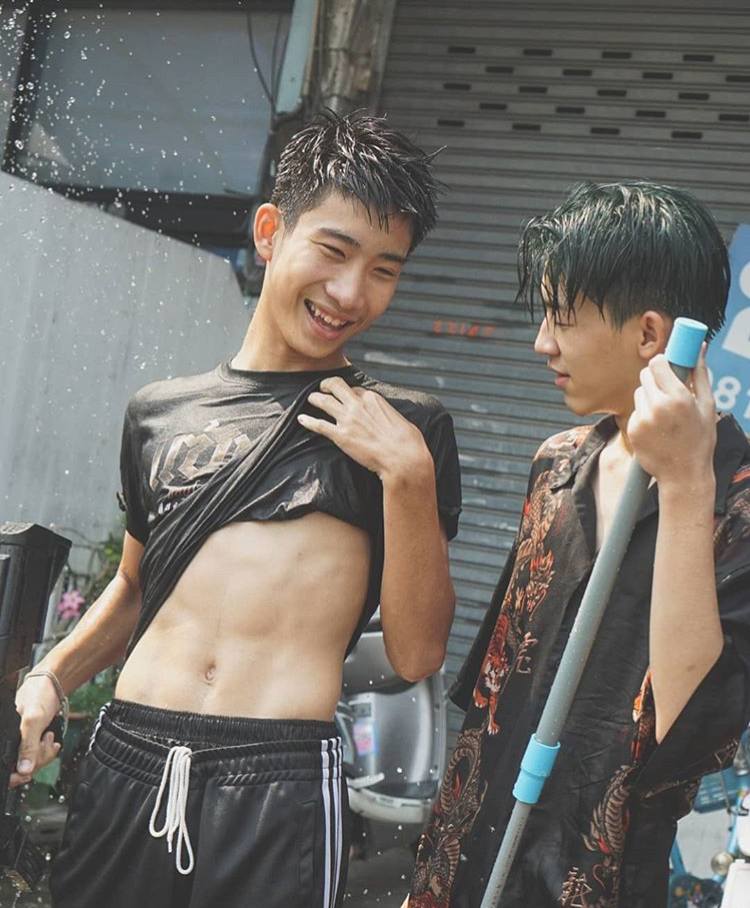 กรุบกริบ งานดี เล่นน้ำ