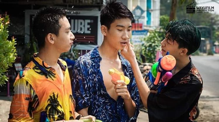 กรุบกริบ งานดี เล่นน้ำ