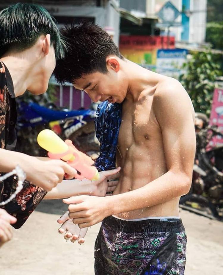 กรุบกริบ งานดี เล่นน้ำ
