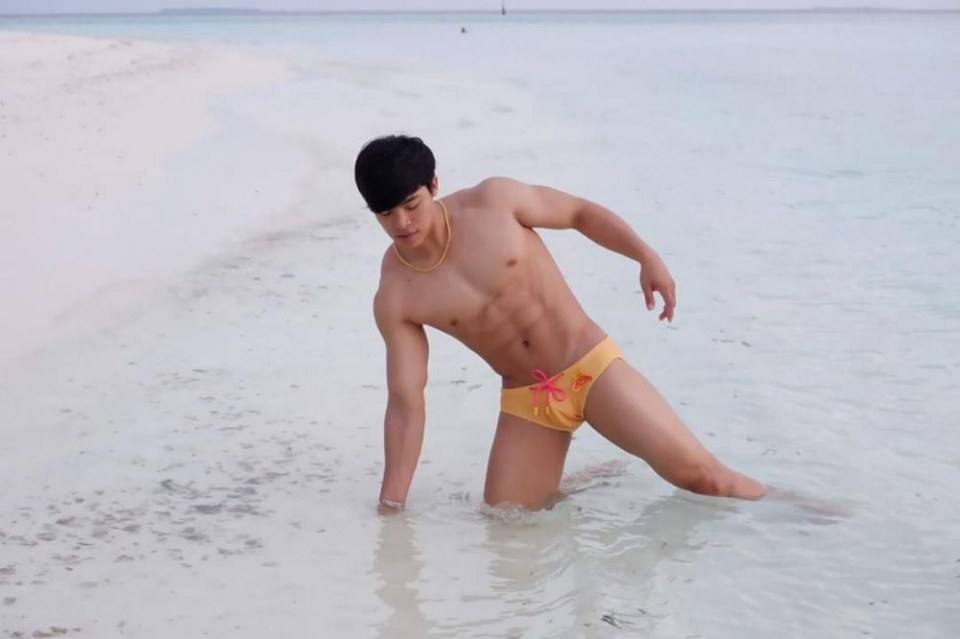 ร้อนระอุ จ๊าบ นายแบบหนุ่มฮอต โชว์แซ่บที่มัลดีฟ