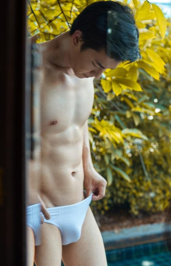 หนุ่มหล่อขึ้นปก 166