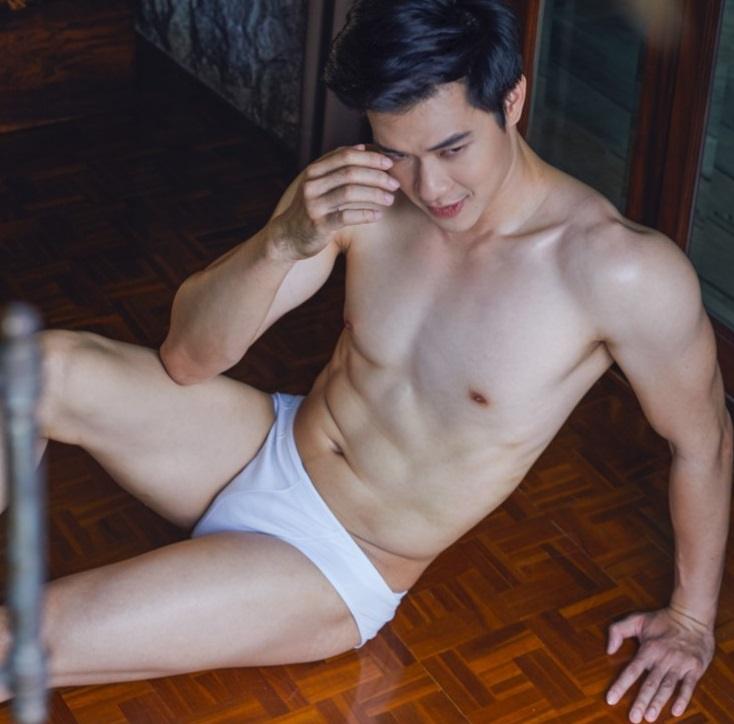 หนุ่มหล่อขึ้นปก 166