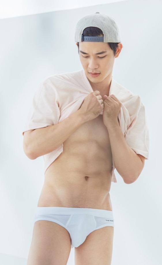 หนุ่มหล่อขึ้นปก 166
